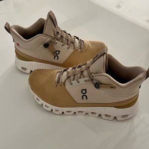 *Like New* On Running Cloud Hi Shoe